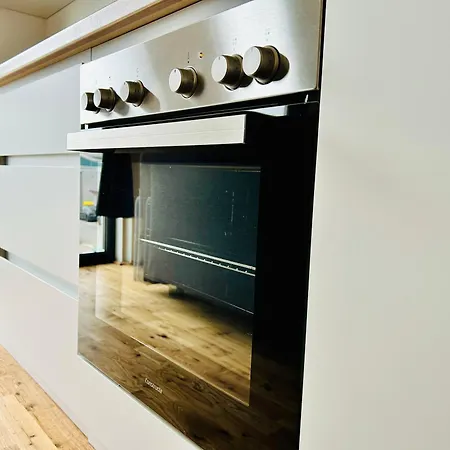 Modern With Balcony & Free Parking - Nearby Metro Apartmán