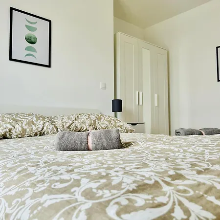 Apartmán Modern With Balcony & Free Parking - Nearby Metro *