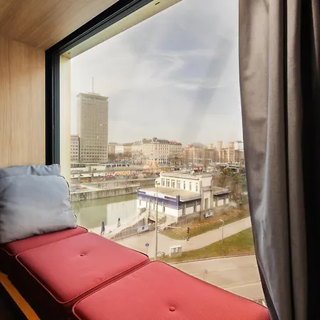 Radisson Red Hotel, Hotell