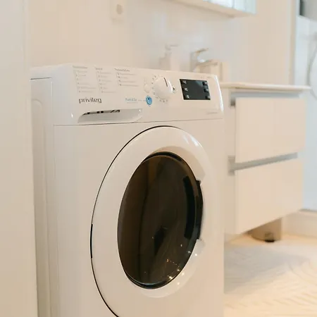 Apartment Comfy For 4-6, 5 Min To Center, Metro & Free Parking *
