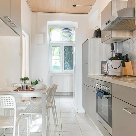 Friendly 2br Apt-near U6 Station Am Schoepfwerk *
