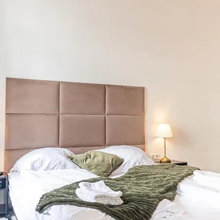 Friendly 2br Apt-near U6 Station Am Schoepfwerk Apartment
