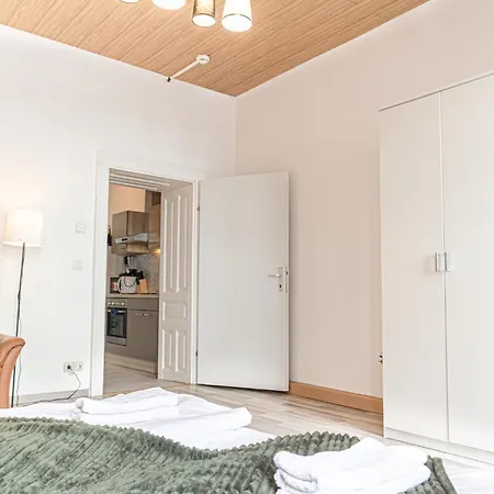 Friendly 2br Apt-near U6 Station Am Schoepfwerk