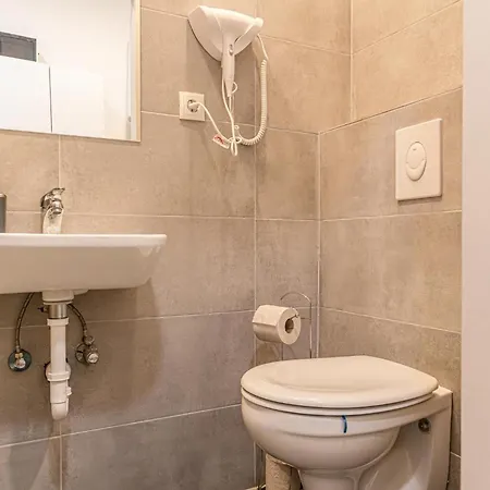Welcoming 1br Apt- Near U6 Station Am Schoepfwerk Apartment *