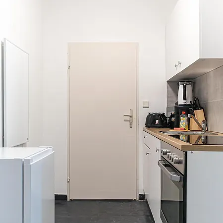 Comfortable Living: 1br W/ Private Garden Apartment