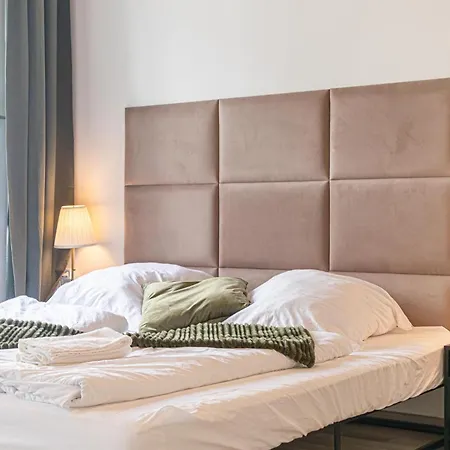 Friendly 2br Apt-near U6 Station Am Schoepfwerk Apartment