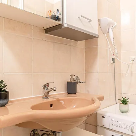 Friendly 2br Apt-near U6 Station Am Schoepfwerk *