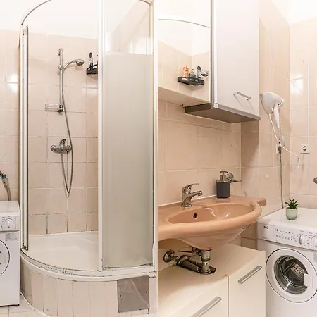 Friendly 2br Apt-near U6 Station Am Schoepfwerk Apartment *