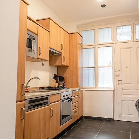 Neighboring 3 Apts.- Ideal For Families & Friends *