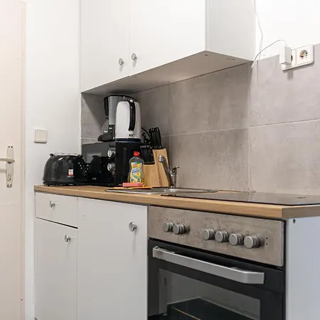 Convenient 2br Apt. Near U6 Station Am Schoepfwerk *