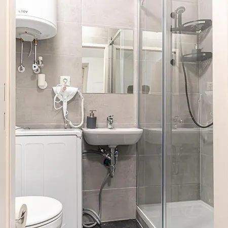Convenient 2br Apt. Near U6 Station Am Schoepfwerk Apartment *
