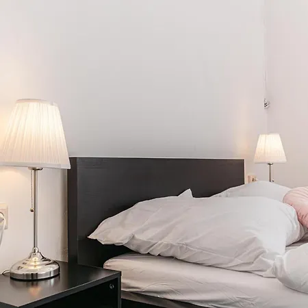 Convenient 2br Apt. Near U6 Station Am Schoepfwerk