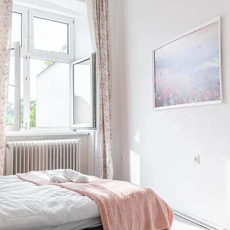 Apartment Convenient 2br Apt. Near U6 Station Am Schoepfwerk