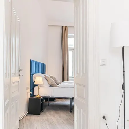 Convenient 2br Apt. Near U6 Station Am Schoepfwerk * Vienna