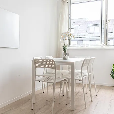 Convenient 2br Apt. Near U6 Station Am Schoepfwerk