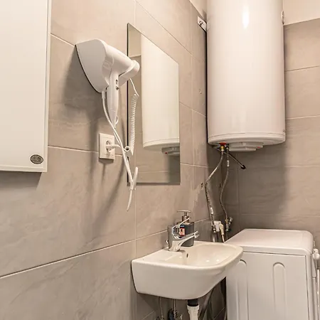 Apartment Convenient 2br Apt. Near U6 Station Am Schoepfwerk