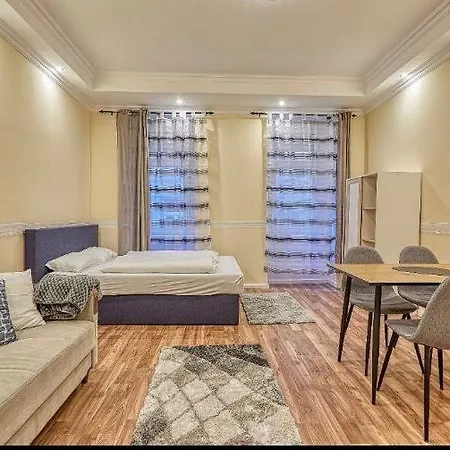 Lovely Airbnb Near Schoenbrunn Apartment *