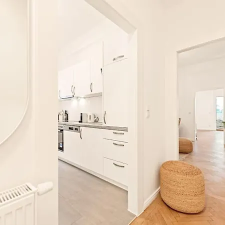 Cozy In Quiet Location, Fast Train Station 100m Away, Contactless Check-in *
