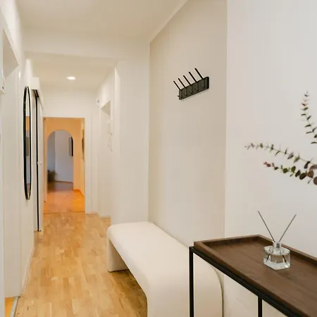 Comfy For 4-6, 5 Min To Center, Metro & Free Parking Apartment