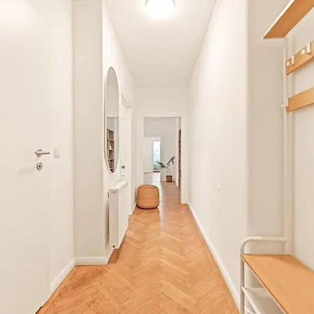 Cozy In Quiet Location, Fast Train Station 100m Away, Contactless Check-in Apartment