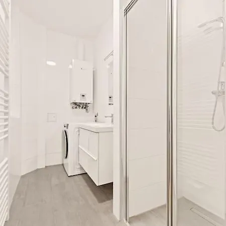 Cozy In Quiet Location, Fast Train Station 100m Away, Contactless Check-in Apartment *