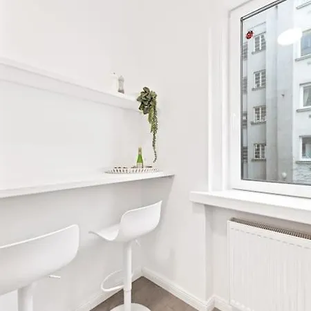 Cozy In Quiet Location, Fast Train Station 100m Away, Contactless Check-in Apartment *