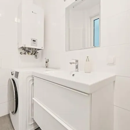 Cozy In Quiet Location, Fast Train Station 100m Away, Contactless Check-in Apartment