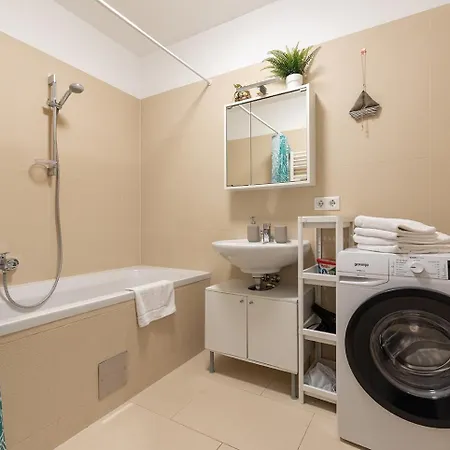 Apartment Schoenes Mit Garten Und Tiefgarage Vienna