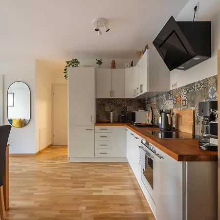 Schoenes Mit Garten Und Tiefgarage Apartment *