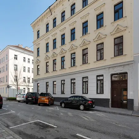 Modern Wohnen Im Renovierten Stil-altbau *