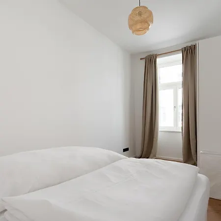 Modern Wohnen Im Renovierten Stil-altbau * Vienna