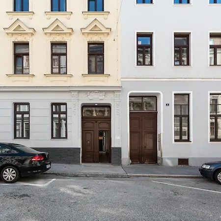 Modern Wohnen Im Renovierten Stil-altbau *