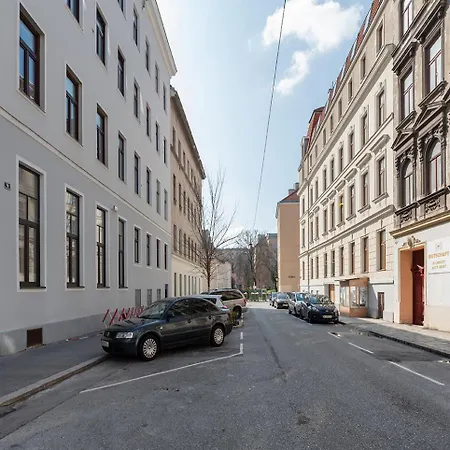 Modern Wohnen Im Renovierten Stil-altbau Vienna