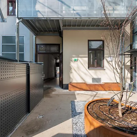 Modern Wohnen Im Renovierten Stil-altbau *