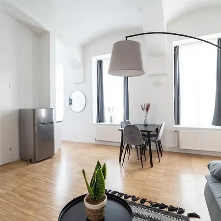 Family 2br Oasis Steps From By Hm Apartmán *