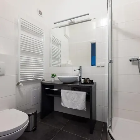 Pristine 1br Steps From By Hm Apartment *