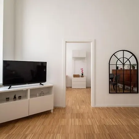 Pristine 1br Steps From By Hm Wien