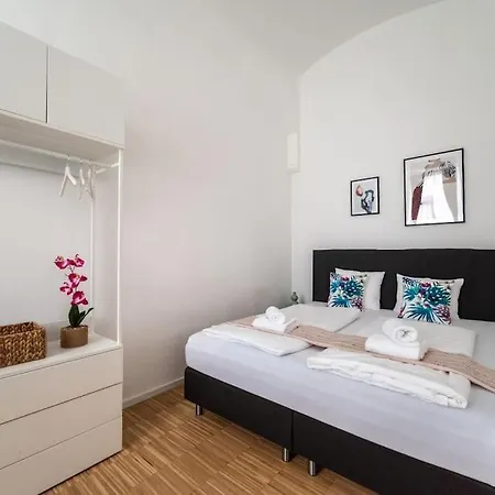 Pristine 1br Steps From By Hm
