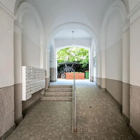 Pristine 1br Steps From By Hm Apartment *