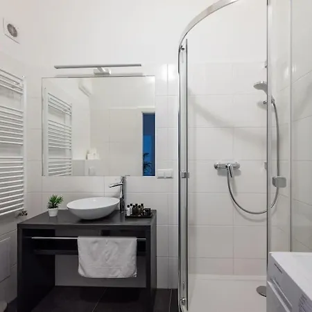 Apartment Pristine 1br Steps From By Hm Wien