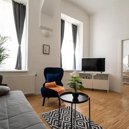 Pristine 1br Steps From By Hm Wien