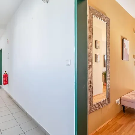 Dry Flower Apt. / 2br. / Rooftop / New *