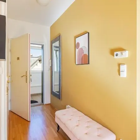Dry Flower Apt. / 2br. / Rooftop / New *
