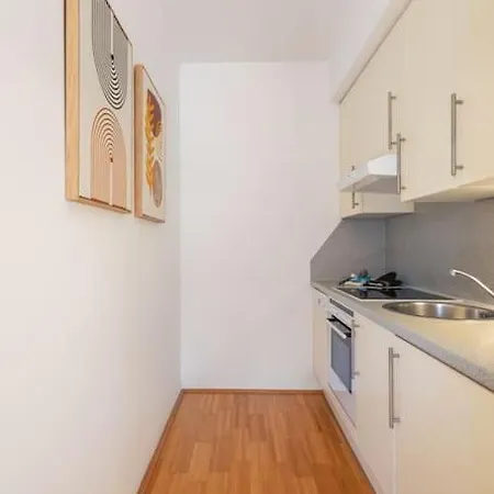 Dry Flower Apt. / 2br. / Rooftop / New Vienna
