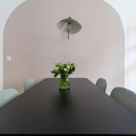 Elegant 1br Suite, Close By Hm Apartment *
