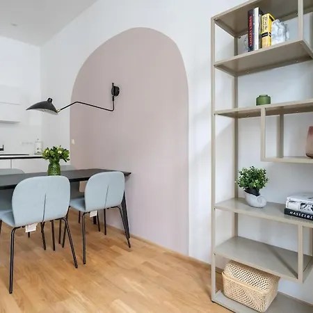 Apartment Elegant 1br Suite, Close By Hm