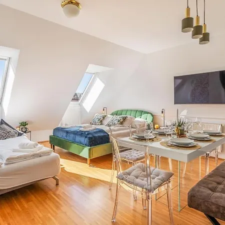 2 Seperate Full / 5 Bedroom / Rooftop / Vienna