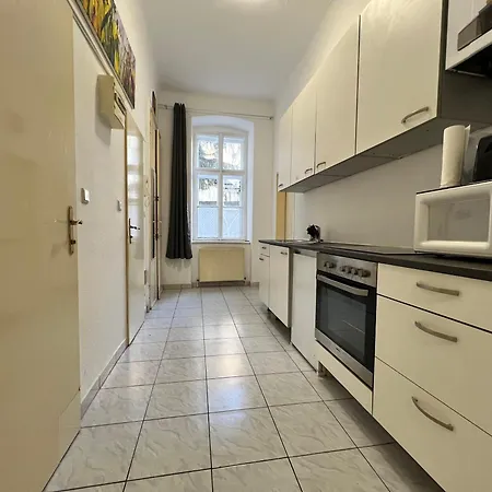 Apartment Affordable 3br Apt. Near Meidling Station