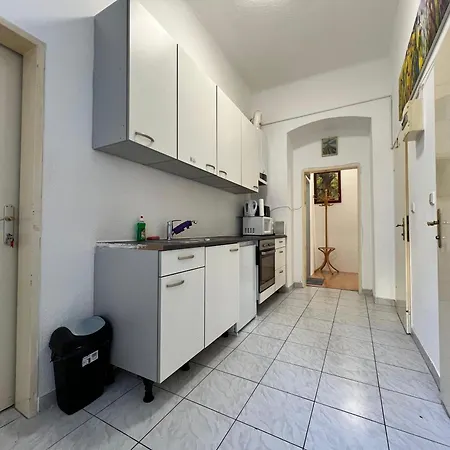 Apartment Affordable 3br Apt. Near Meidling Station
