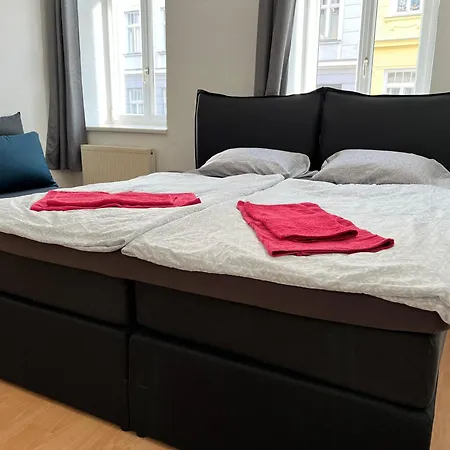 Affordable 3br Apt. Near Meidling Station Apartment